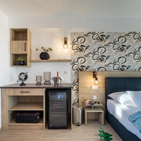 Standard hotelszoba dupla ággyal - Hegyeshalom határnál Földszinti, dupla ágyas szobánk tökéletes egyedül utazóknak, pároknak. 180×200 cm-es boxspring ágyak, zuhanyzós fürdőszoba.