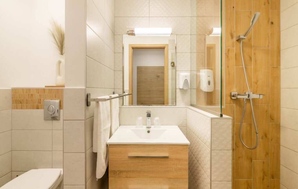 Cameră dublă standard la parter Camera noastră dublă de la parter este perfectă pentru călătorii singuri și cupluri. Paturi boxspring de 180×200 cm, baie cu duș.