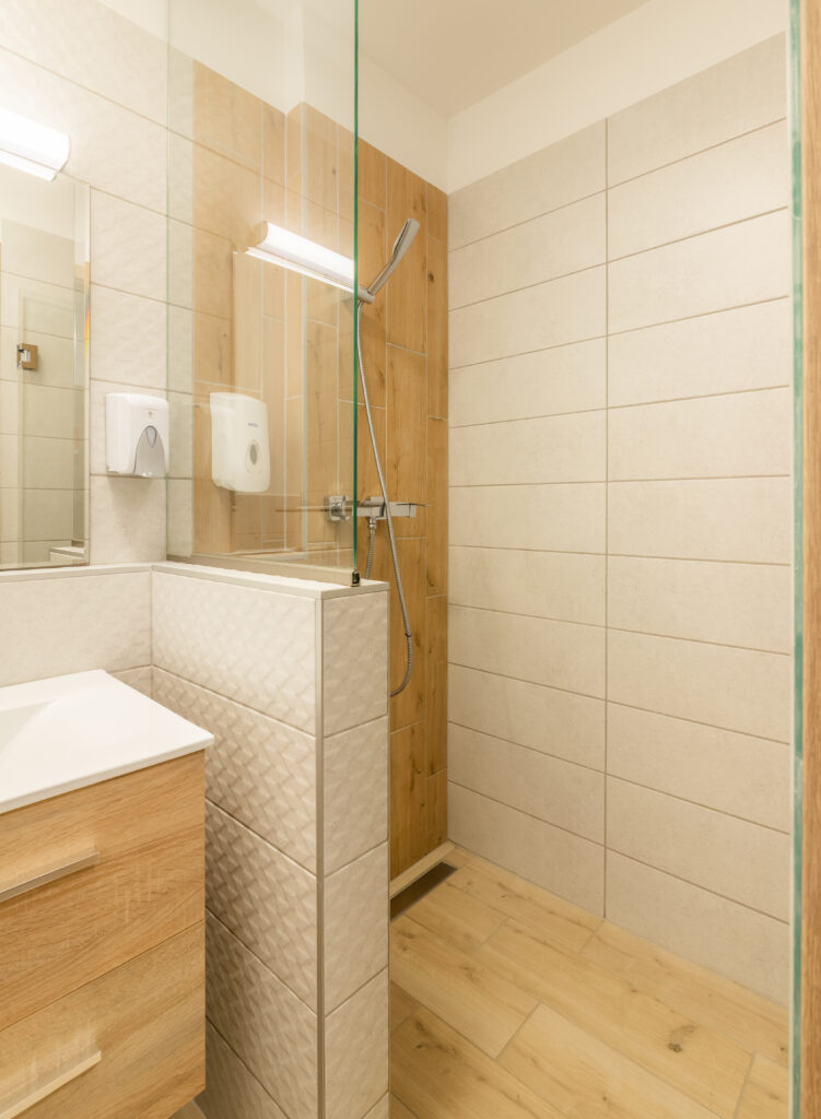 Cameră dublă standard la parter Camera noastră dublă de la parter este perfectă pentru călătorii singuri și cupluri. Paturi boxspring de 180×200 cm, baie cu duș.