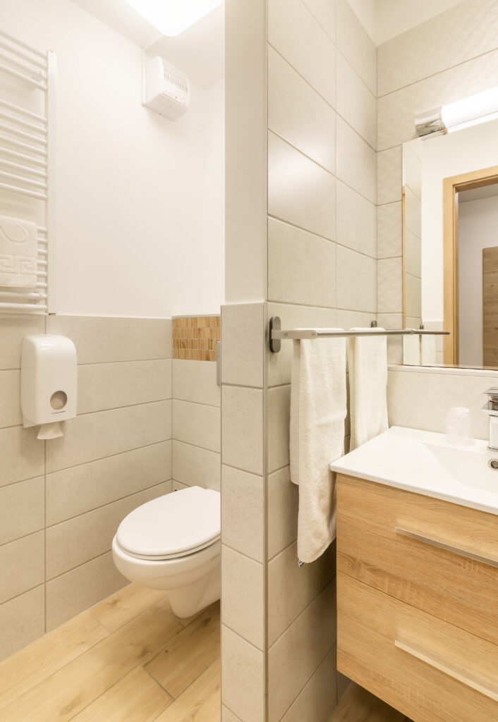 Cameră dublă standard la parter Camera noastră dublă de la parter este perfectă pentru călătorii singuri și cupluri. Paturi boxspring de 180×200 cm, baie cu duș.