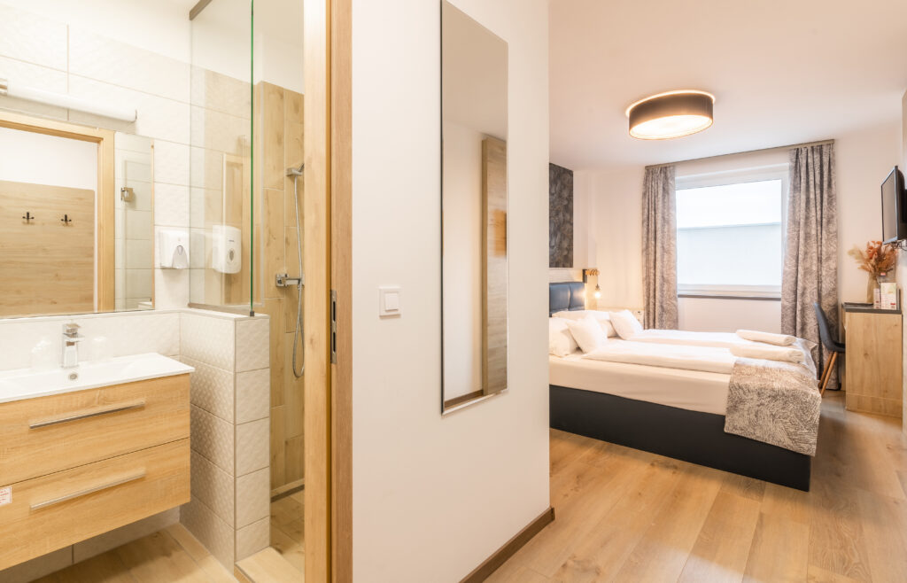 Cameră dublă standard la parter Camera noastră dublă de la parter este perfectă pentru călătorii singuri și cupluri. Paturi boxspring de 180×200 cm, baie cu duș.