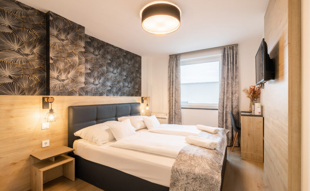 Cameră dublă standard la parter Camera noastră dublă de la parter este perfectă pentru călătorii singuri și cupluri. Paturi boxspring de 180×200 cm, baie cu duș.
