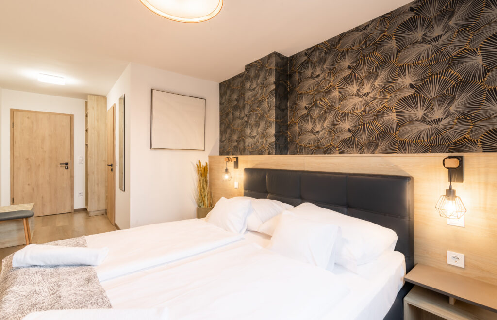 Cameră dublă standard la parter Camera noastră dublă de la parter este perfectă pentru călătorii singuri și cupluri. Paturi boxspring de 180×200 cm, baie cu duș.