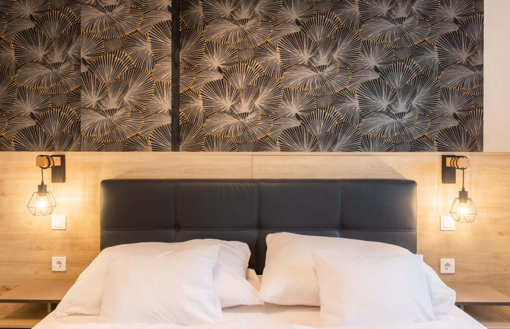 Cameră dublă standard la parter Camera noastră dublă de la parter este perfectă pentru călătorii singuri și cupluri. Paturi boxspring de 180×200 cm, baie cu duș.