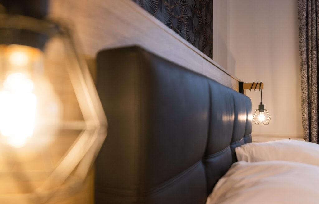 Cameră dublă standard la parter Camera noastră dublă de la parter este perfectă pentru călătorii singuri și cupluri. Paturi boxspring de 180×200 cm, baie cu duș.