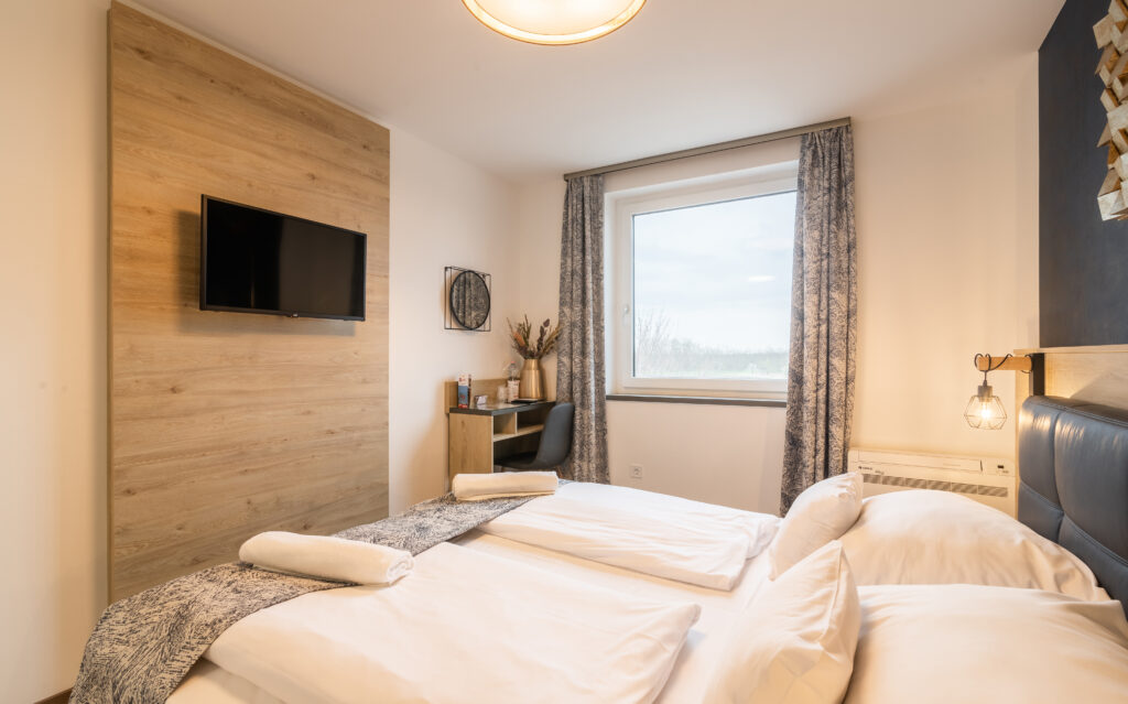 CAMERĂ DE HOTEL STANDARD Cu pat dublu Pentru cupluri și oaspeți singuri Hegyeshalom